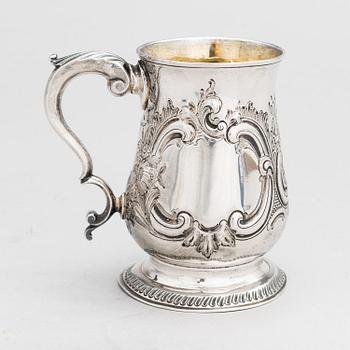 A sterling silver mug, maker's mark of John King, London 1775.