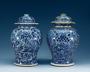 1687. URNOR med LOCK, två stycken, porslin. Qing dynastin, Kangxi (1662-1722).