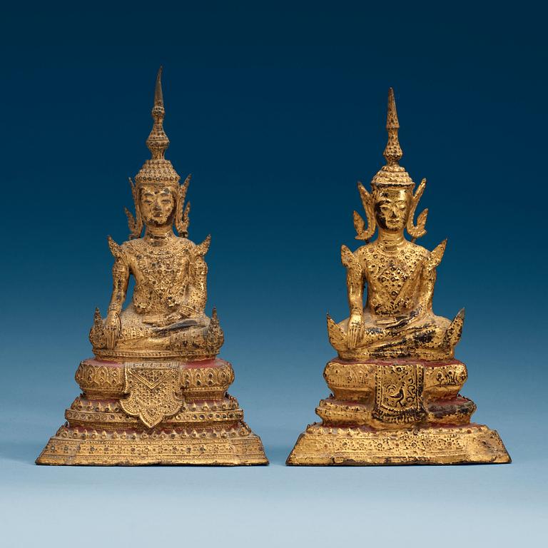 BUDDHOR, två stycken, förgylld brons. Thailand, omkring 1900.