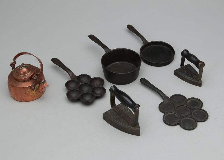 LEKSAKSPIS med tillbehör, 8 delar, plåt, järn samt koppar, 1800/1900-tal.