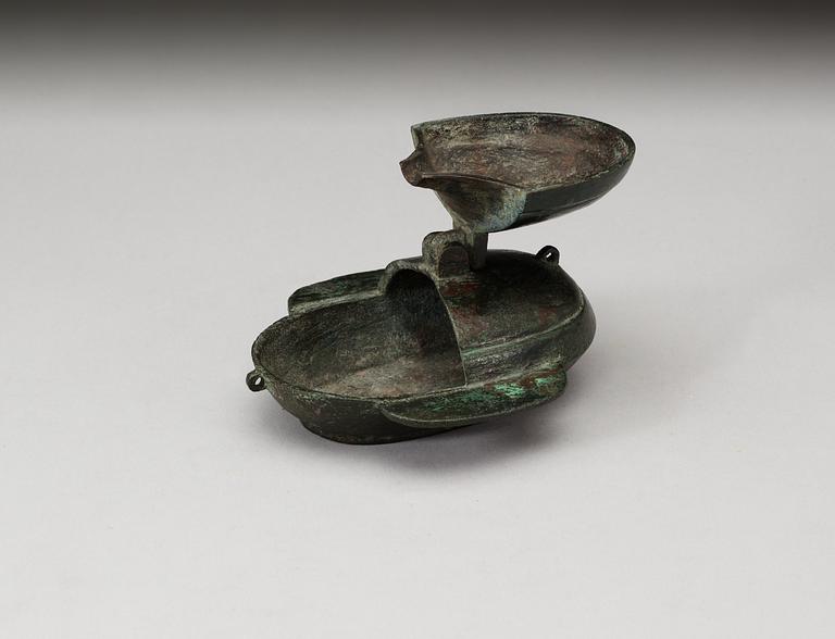 DRYCKESKÄRL, brons. Han dynastin (206 f.Kr - 220 e.Kr).