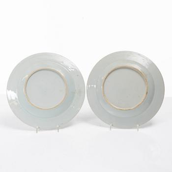 Tallrikar, åtta stycken, bl.a. Kanton, porslin. Qingdynastin, 17/1800-tal.