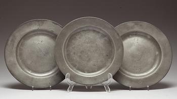 TALLRIKAR, 3 st, tenn, England, 1700-tal.