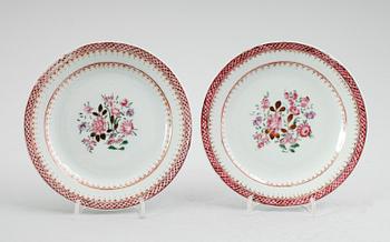 TALLRIKAR, 1 par, porslin, Kina, Qianlong 1736-1795.