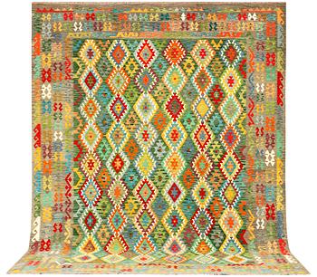 A Kilim carpet, c. 403 x 305 cm.