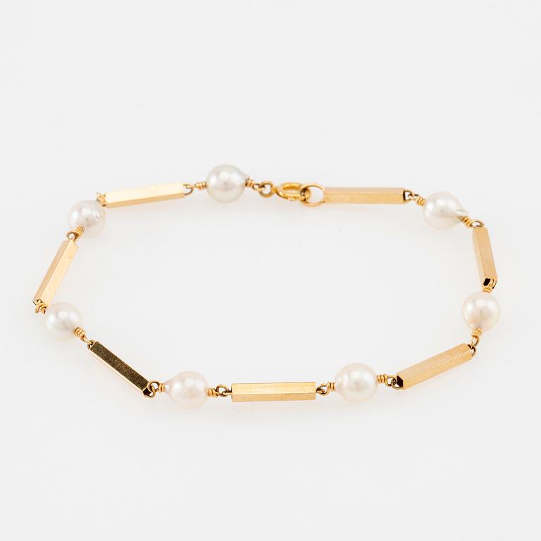 Bracelet 18K gold with cultured pearls.