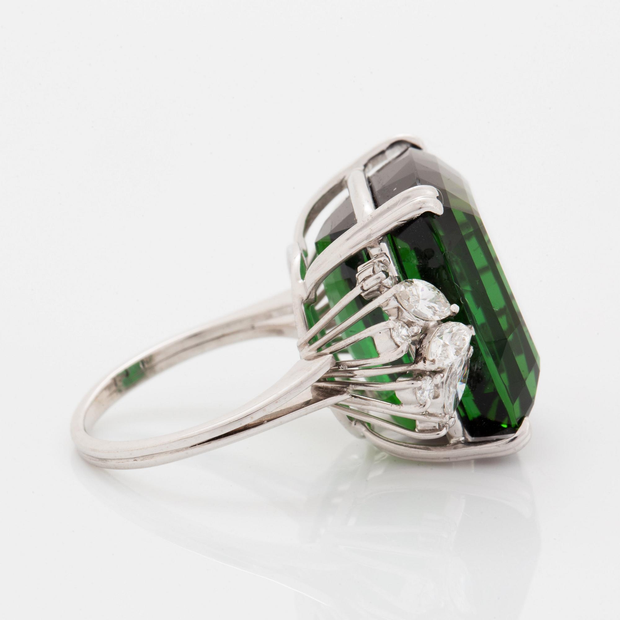 Ring 18K vitguld med en fasettslipad grön turmalin.