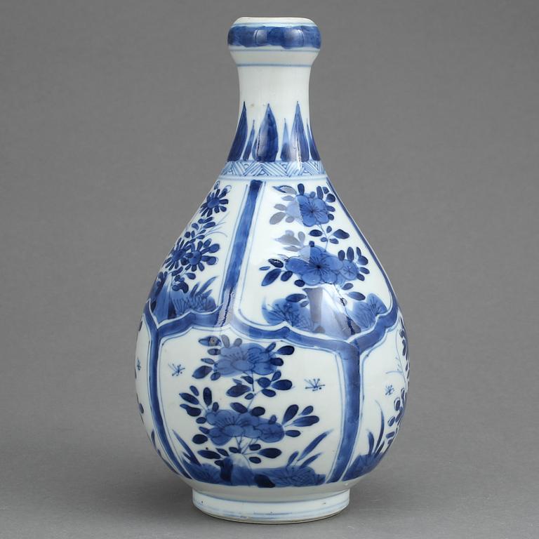 FLASKA, porslin, Qingdynastin Kangxi (1662-1722).