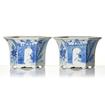A pair of blue and white jardinieres, Qing dynasty, 19th century.