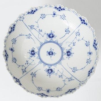 Royal Copenhagen, Bowl on foot, "Musselmalet Helblonde", Denmark, 1979-83.