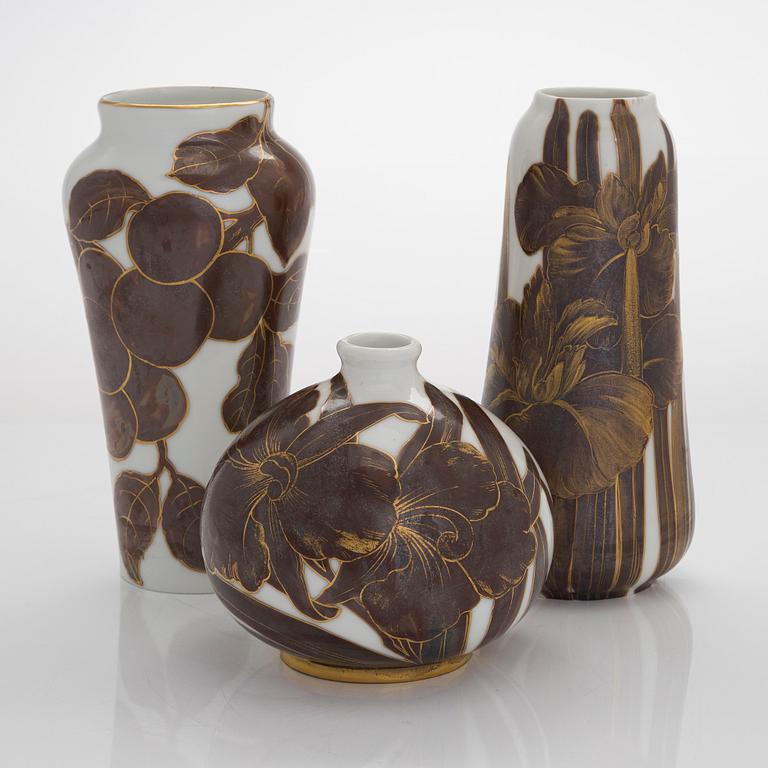 Thure Öberg, three porcelain vases, signed T.Ö. ARABIA. Circa 1920s.