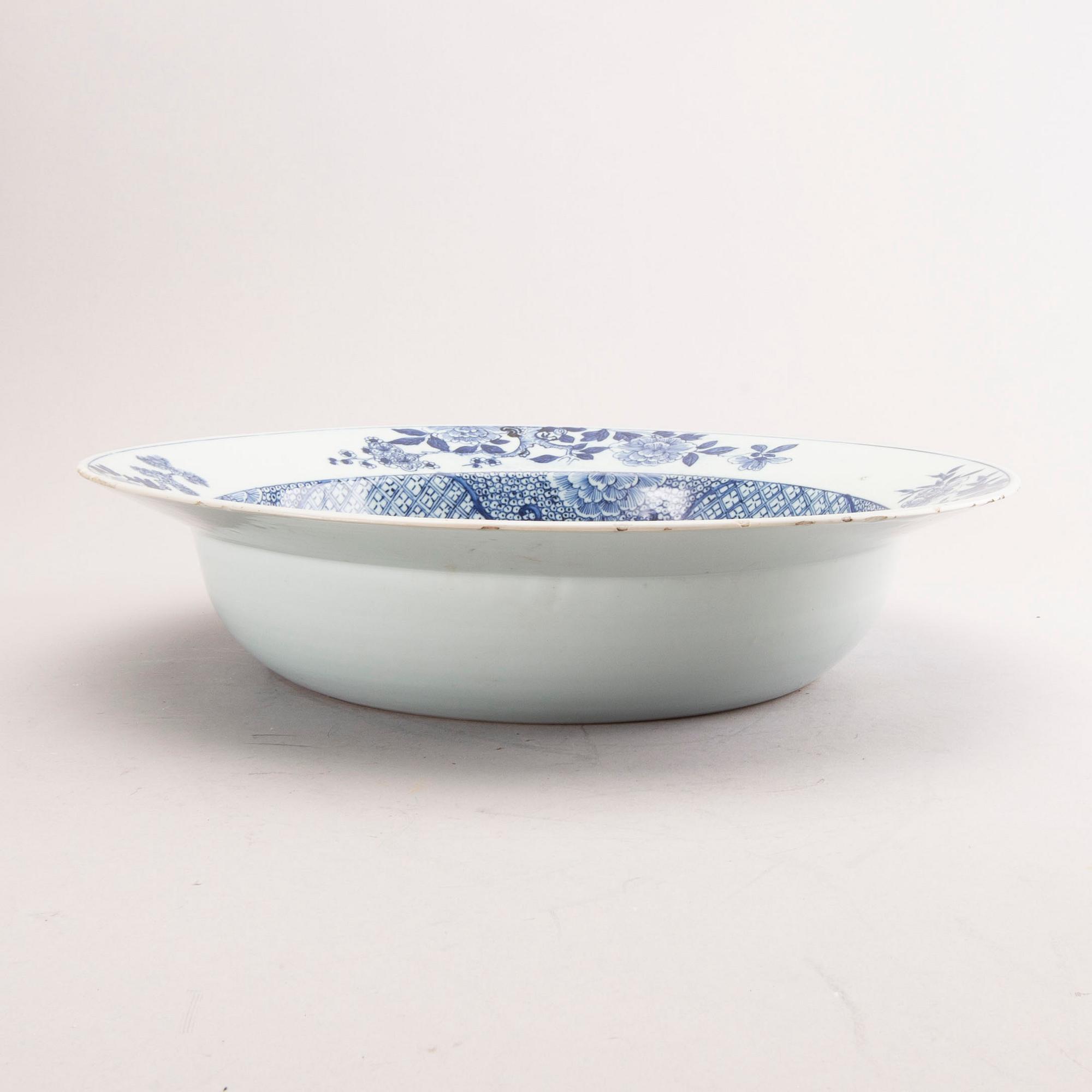 Skålfat Kina Qianlong  (1736-95) porslin.