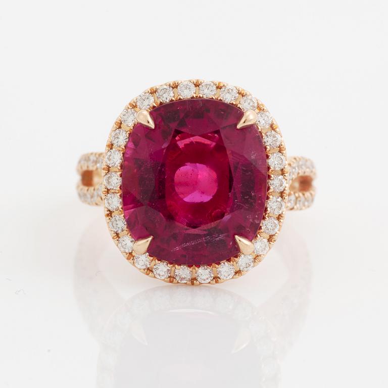 Ring 18K roséguld med en fasettslipad rosa turmalin och runda briljantslipade diamanter.