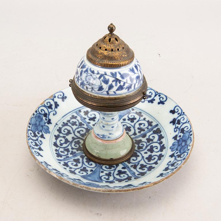 A 17th/19th century Dutch/Chinese porcelain censer.