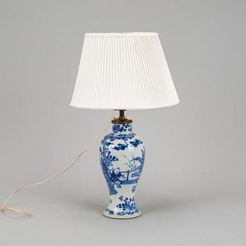 A blue and white figural vase turned into a table lamp, Qing dynasty, Guangxu (1872-1908).