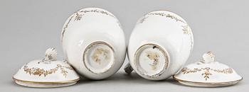 CREMEKOPPAR med lock, ett par, porslin, Stens period, Marieberg. 1769-1788.