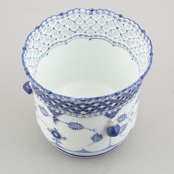 A 'Blue Fluted Full Lace' /'Musselmalet' porcelain jardiniere / pot, Royal Copenhagen, model 1047, 1898-1923.