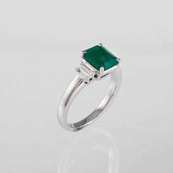 RING, 18k vitguld med smaragdslipad smaragd 2.03 ct samt 4 baguetteslipade diamanter 0.21 ct. Vikt 5,51 g.