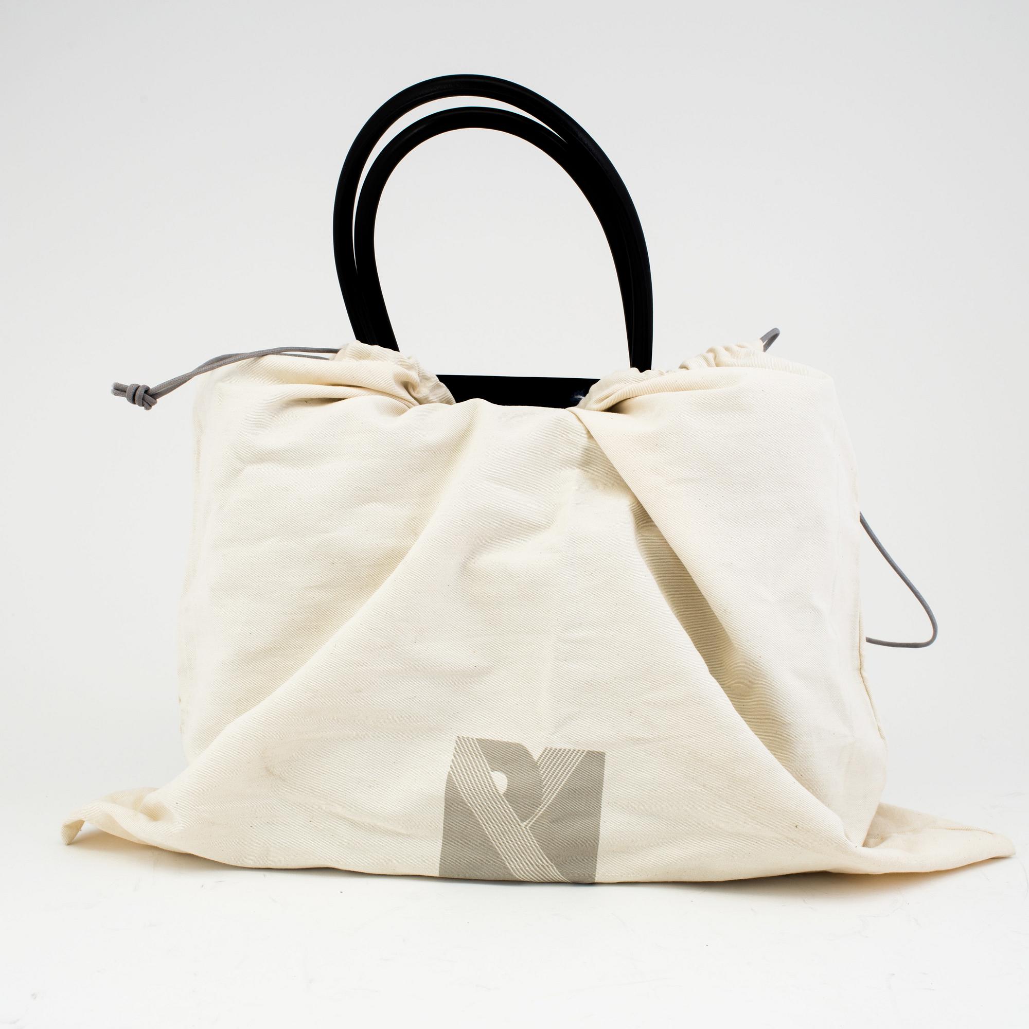 A handbag Reed Kaakoff.