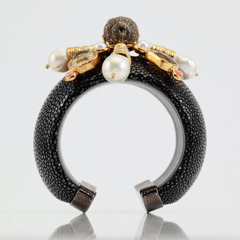 ARMRING, förgyllt silver, South Sea pärlor, korall, citriner och diamanter.