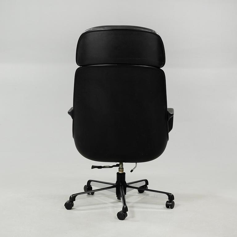 A 1980s office chair, labeled "Comforto".