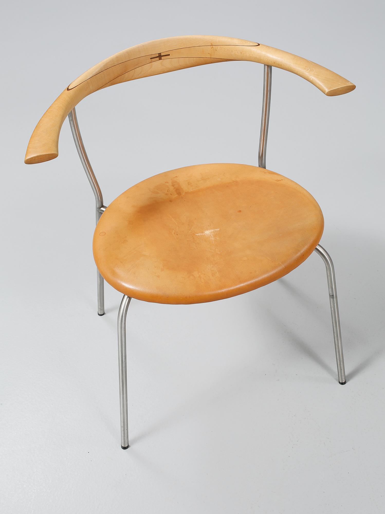 STOLAR, ett par, PP 701, Hans J Wegner, modell formgiven 1965.