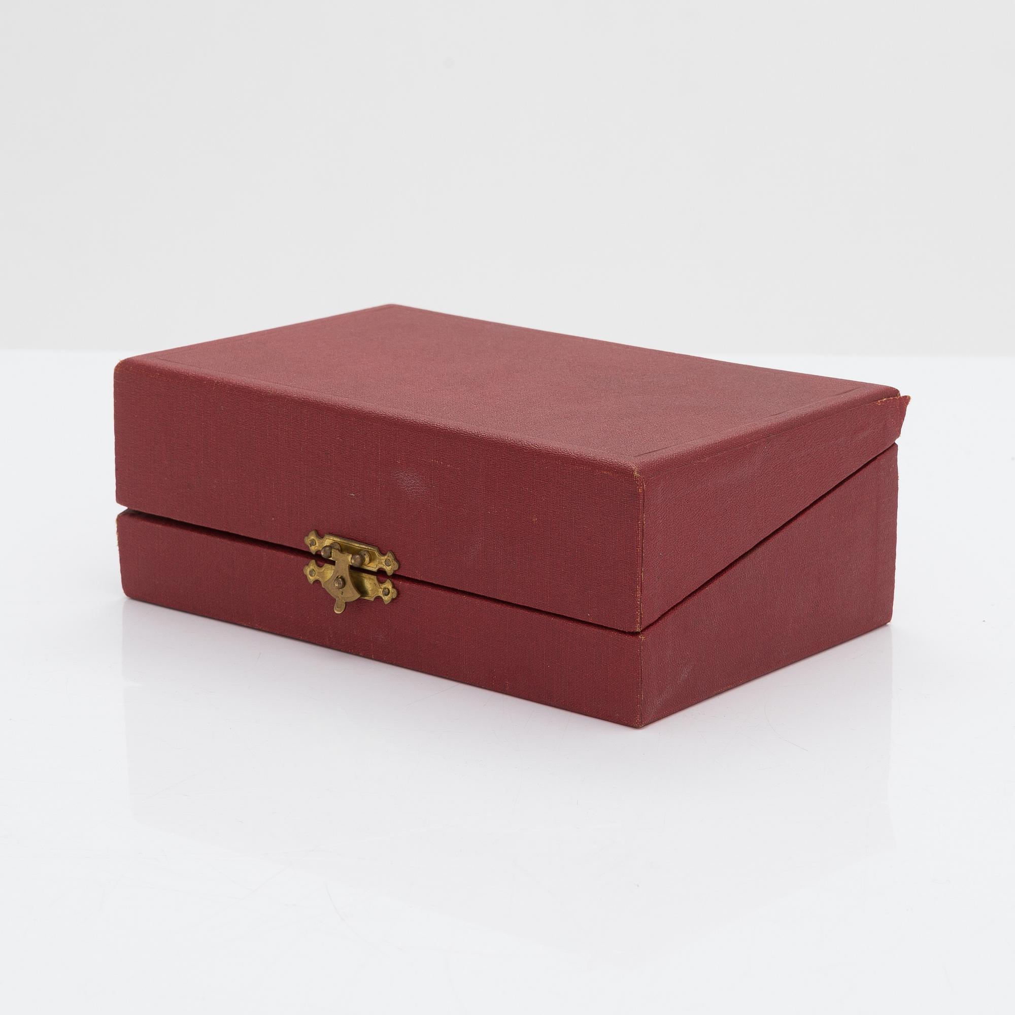 Saltkar och dryckeskanna i miniatyr, silver, C G Hallberg, Stockholm 1900-1904. I original ask.