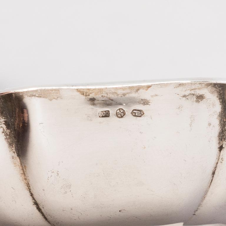 MALJOJA, 2 kpl, hopeaa, ja pikari, Wien Sheffield Kiina tms. Uushopea tarjotin, Ei huutokauppaan.