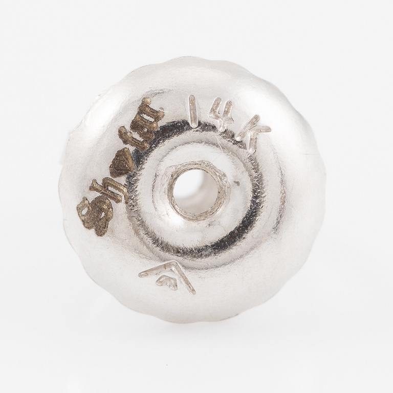 Earrings 14K white gold with brown brilliant-cut diamonds.