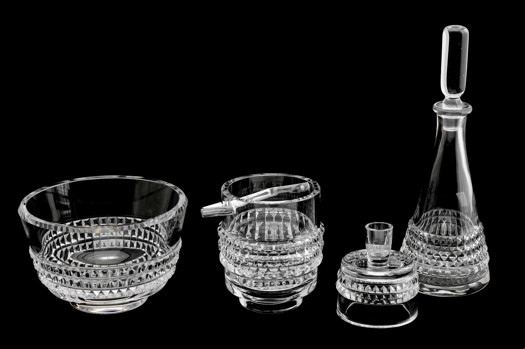 GLASSERVIS, 81 delar, "Corona", Bengt Edenfalk, Skruf, 1900-talets andra hälft.