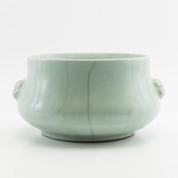 Incense burner China early 20th century porcelain.