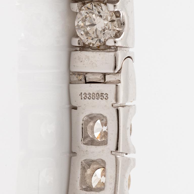 Örhängen, ett par, kreoler 18K vitguld med briljantslipade diamanter.