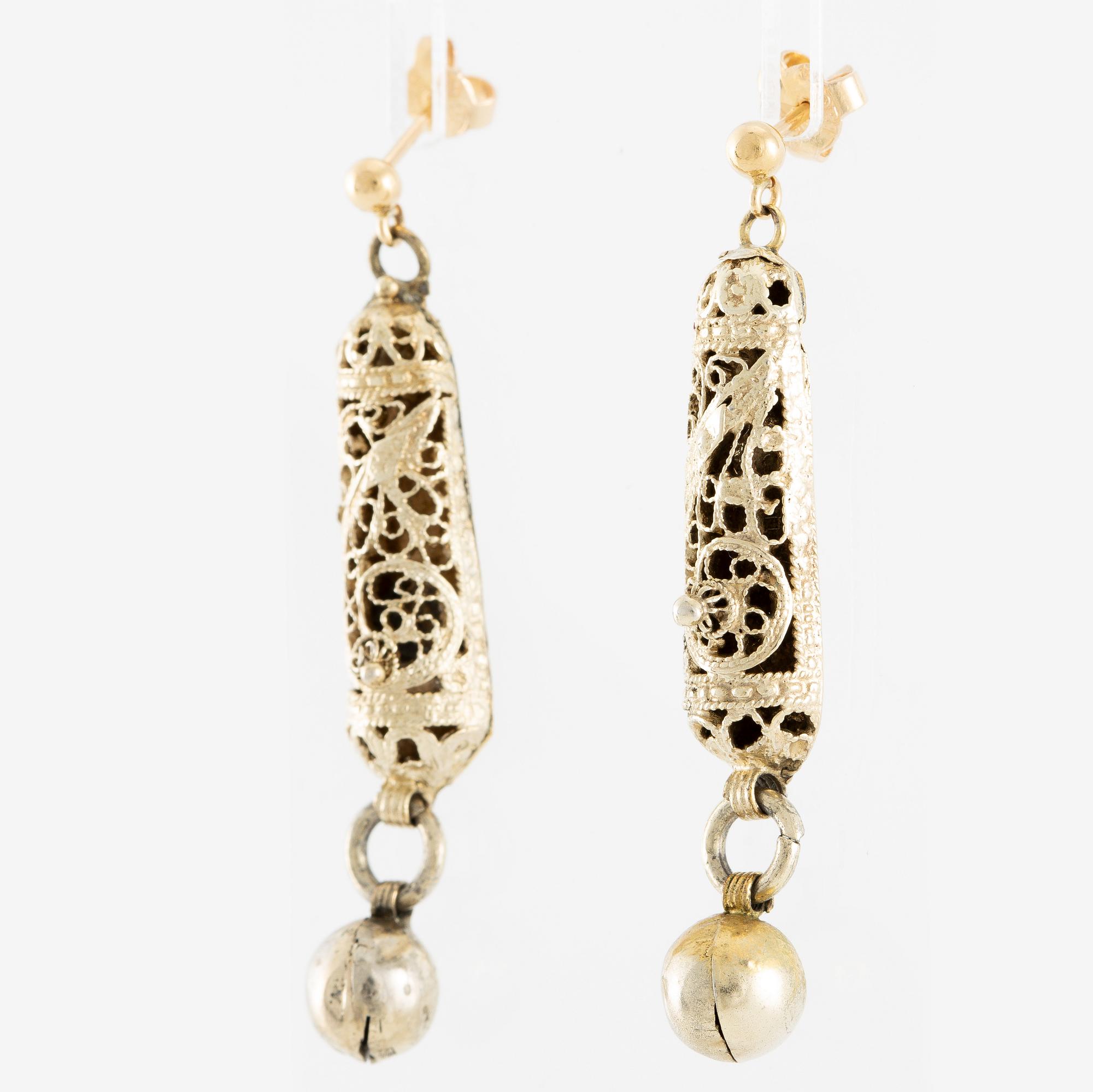 Necklace, along with two pairs of earrings, filigree work, brass-coloured metal.