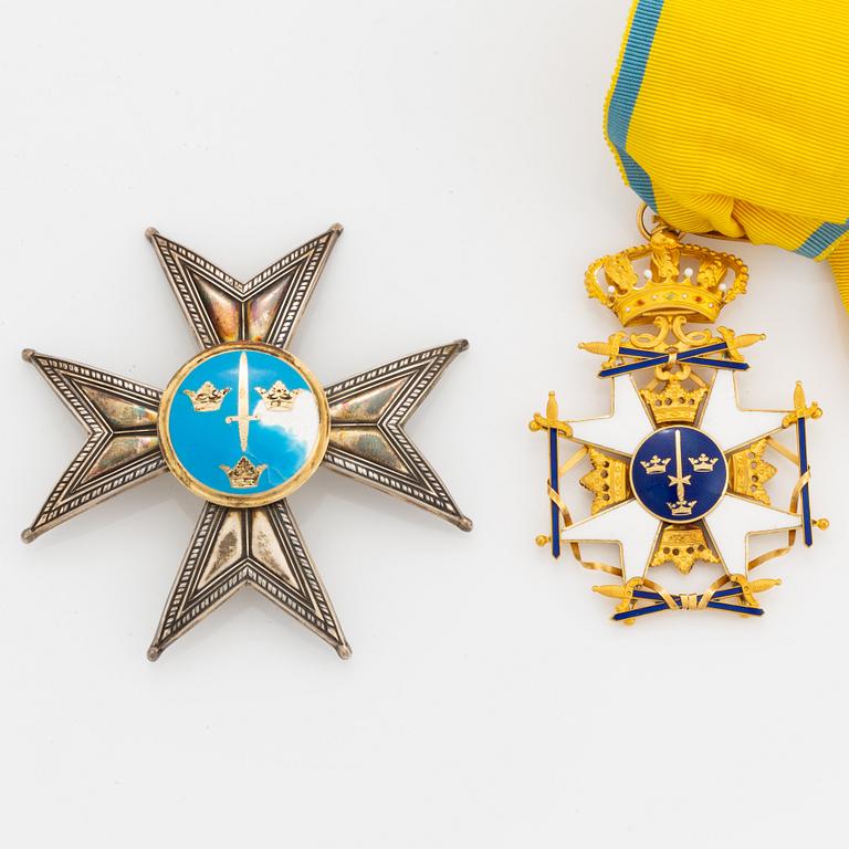 Svärdsorden, kommedörsset med halskors i 18 k guld och kraschan .