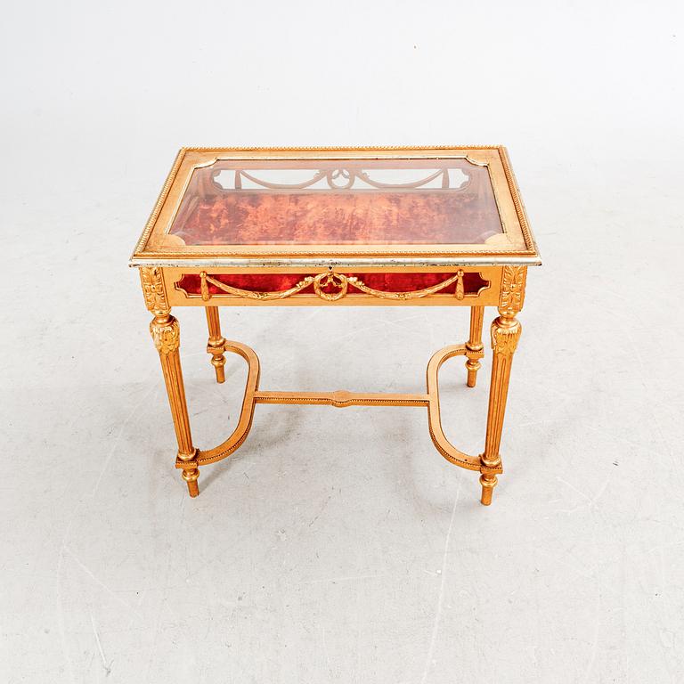 Display table in the Louis XVI style, first half of the 20th century.