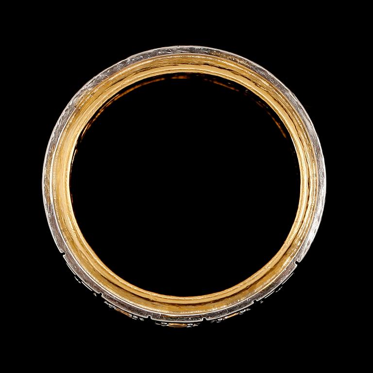 ALLIANSRING, 23 k guld och 18 k vitguld, 3 briljantslipade diamanter, total vikt ca 10 g.