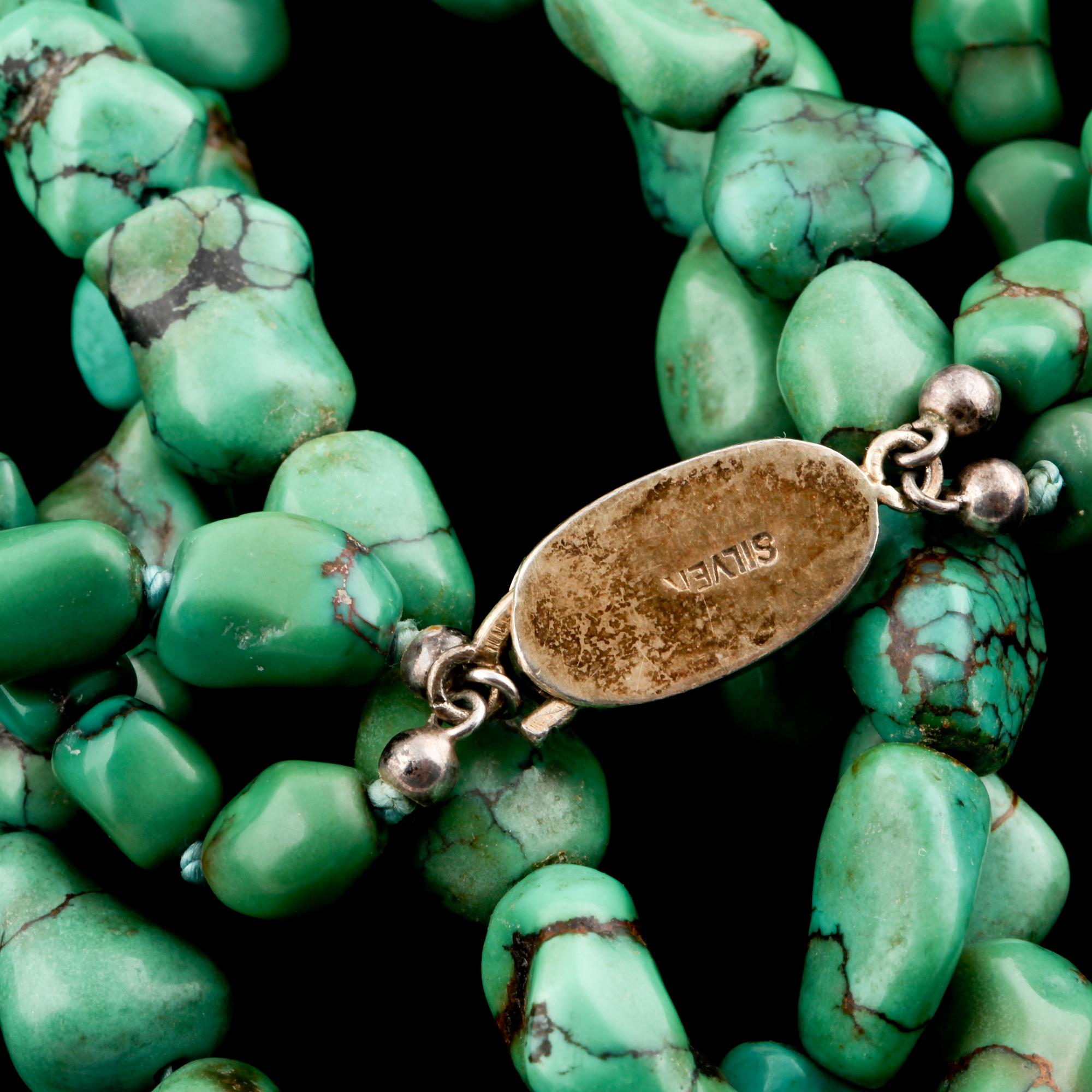 COLLIER, trumlade turkoser med lås i silver, utländska stämplar.