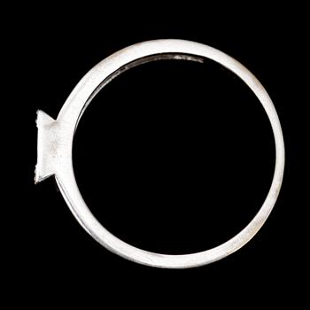 RING, 18 k vitguld, med 8 briljanter. Tot vikt 3 g.