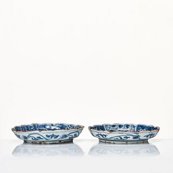 Two blue and white Shonzui style circular dishes, Tianqi/Chongzhen 17th Century.