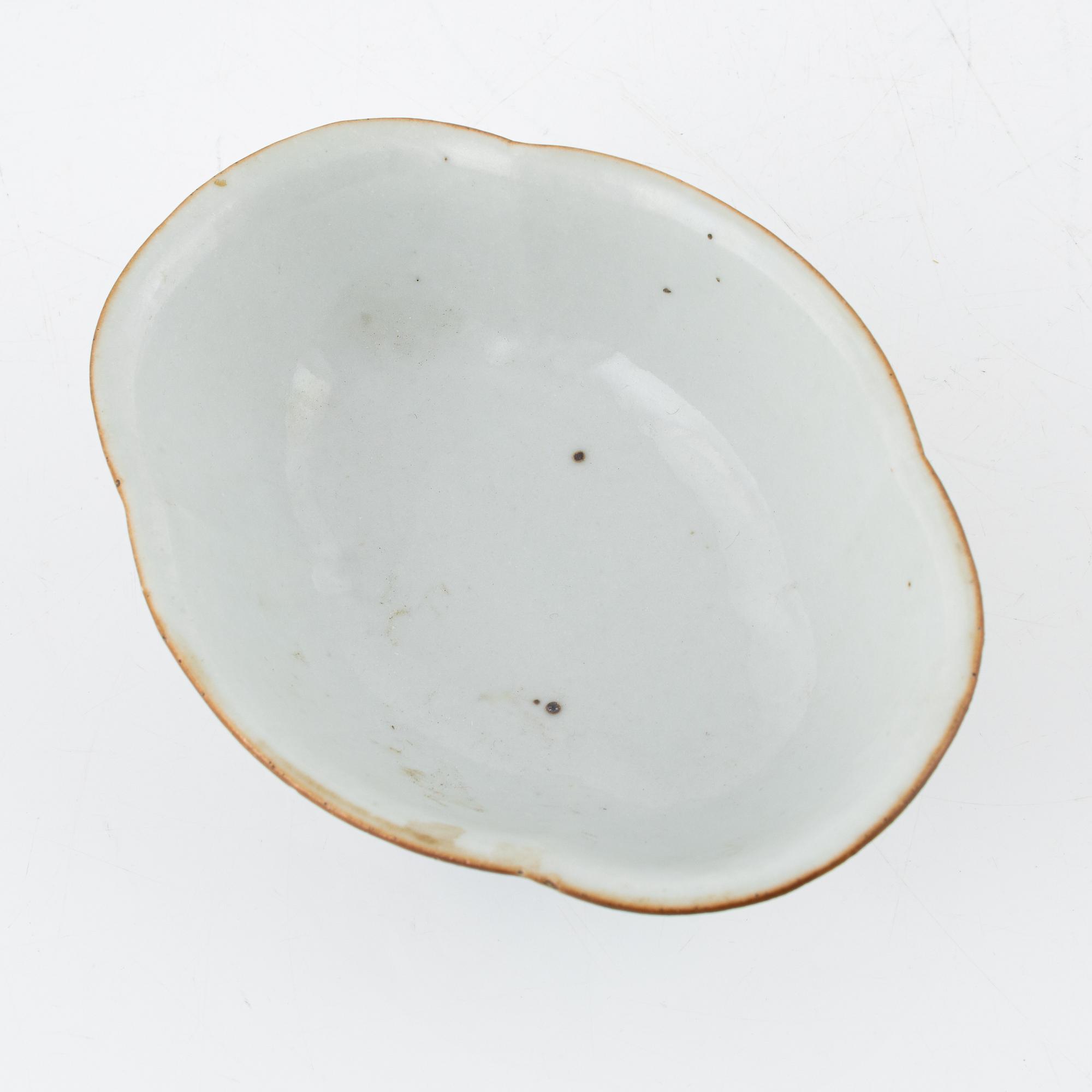 A Chinese enamelled serving dish, Qing dynasty, 19th century.