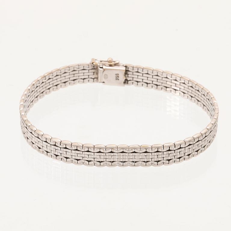 An 18K white gold bracelet.
