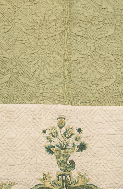 TÄCKE, matelasserat och broderat siden. 229 x 183 cm. Sverige 1700-talets andra hälft.