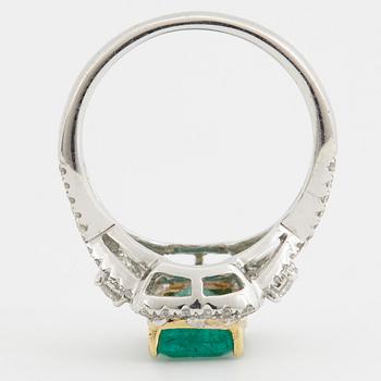RING, med smaragd ca 2.20 ct samt briljantslipade diamanter ca 0.55 ct.