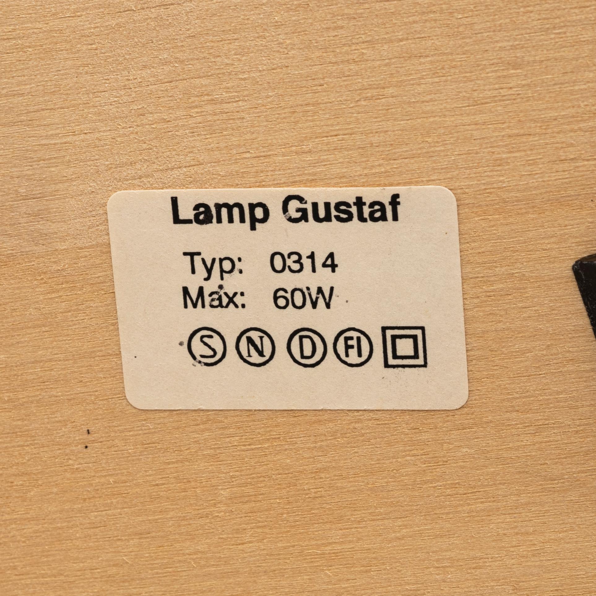 A floor lamp from Lamp Gutaf.