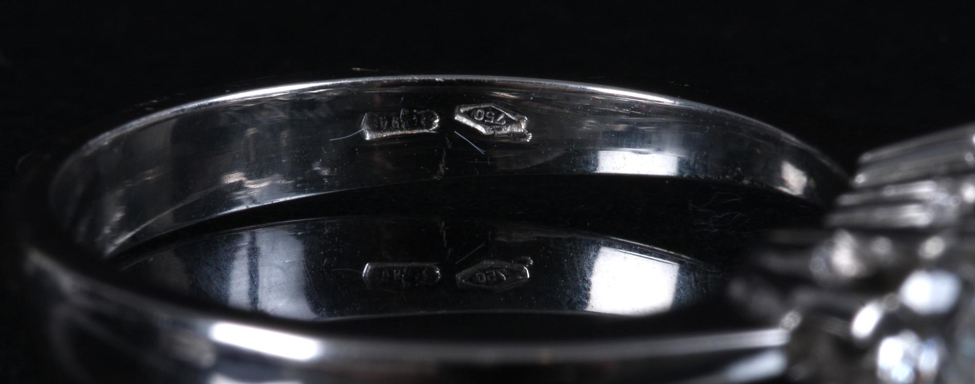 RING, 18 k vitguld med briljantslipade diamanter, 0,60 ct.