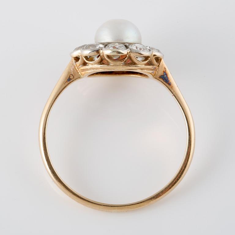 RING, 18K guld och med odlad pärla och gammalslipade diamanter 1.55 ct, Wilhelm Harbeck, Stockholm, 1919. Vikt 3,7 gram.