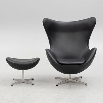 Arne Jacobsen, fåtölj med fotpall, "Ägget", Fritz Hansen, Danmark, 2016.
