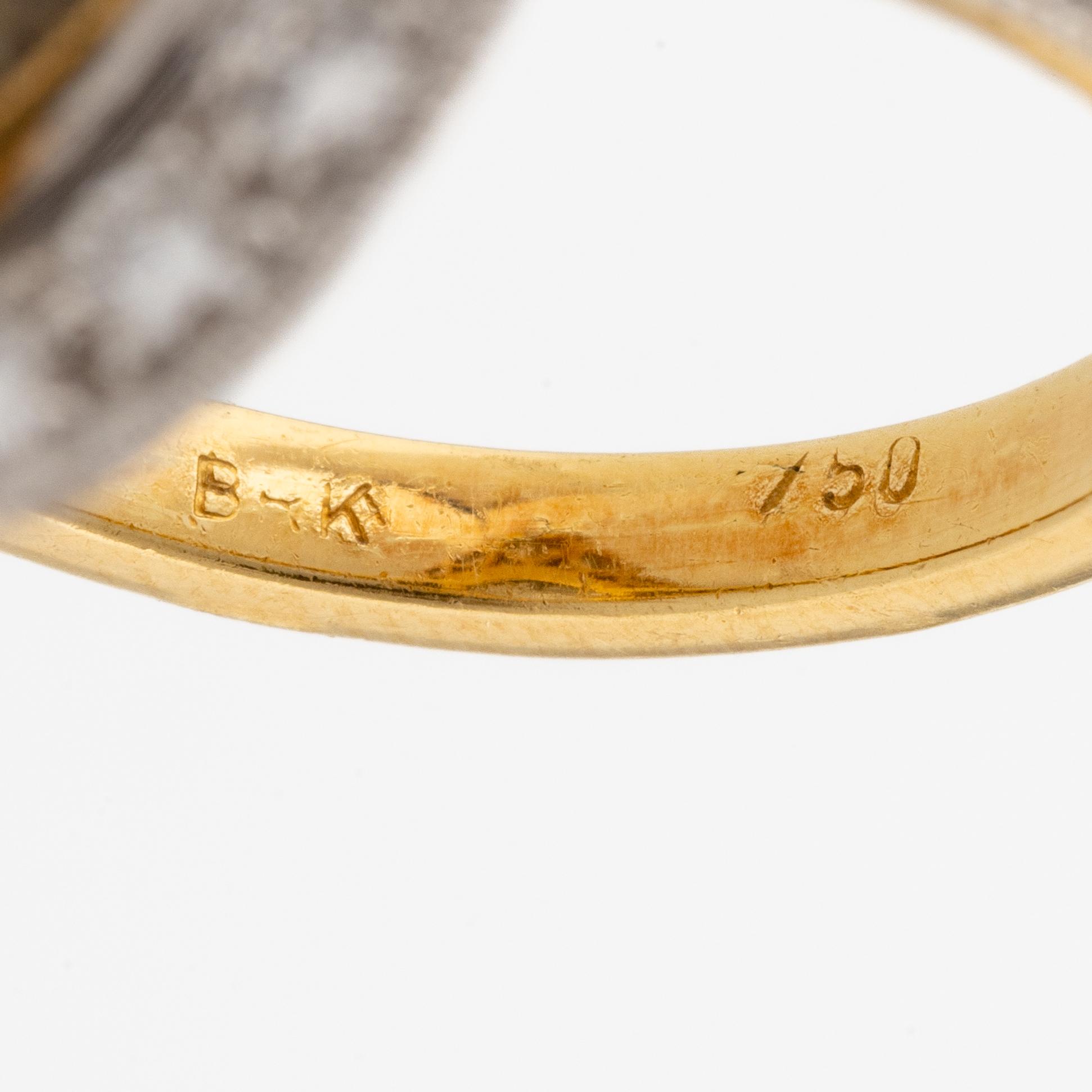 Ring in 18K gold set with a marquise-cut brown diamond and brilliant-cut diamonds.