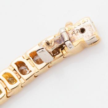 A Van Cleef & Arpels tennis bracelet in 18K gold set with round brilliant-cut diamonds.