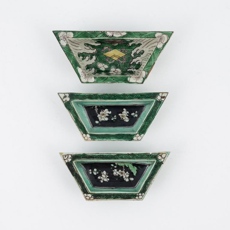 Cabaret, tre delar, biskivporslin. Qingdynastin, 1700-tal.